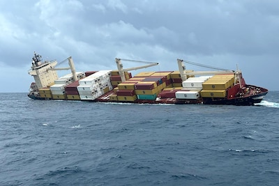 Barco de contenedores con "carga peligrosa" hundidos para la costa