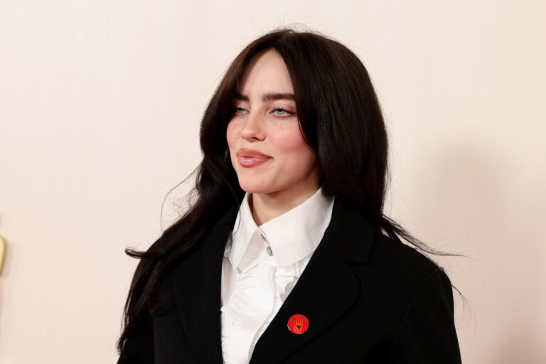 Billie Eilish habla con los fanáticos en las estaciones de