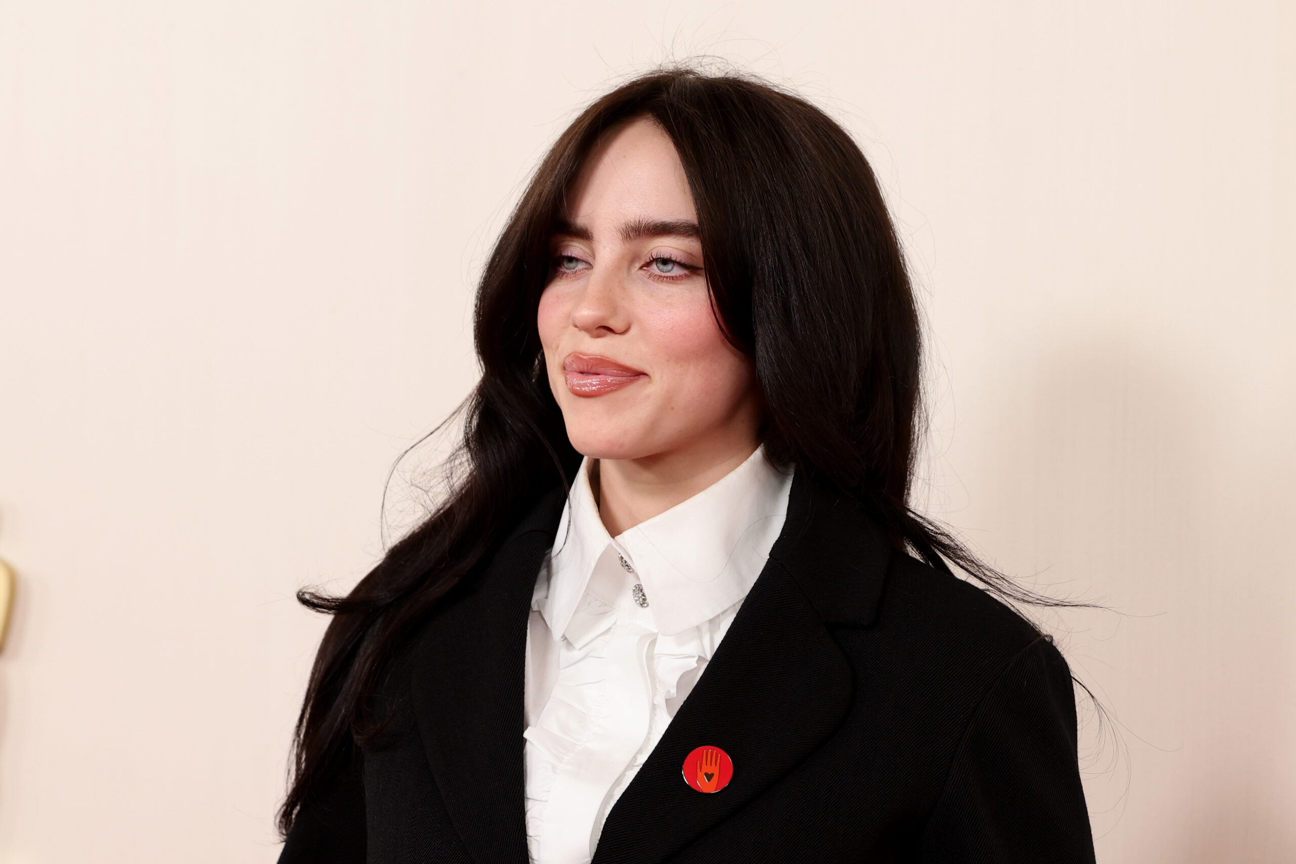 Billie Eilish habla con los fanáticos en las estaciones de
