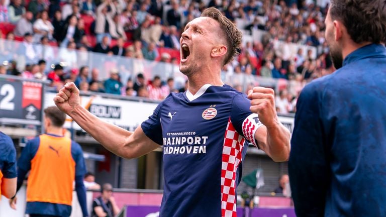 Luuk de Jong celebra el título con PSV. (Foto: Joris se refiere/Naranja)