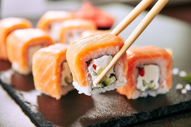Las bacterias de Listeria pueden estar presentes en productos de pescado curado, como sushi, así como la leche y los productos lácteos no pasteurizados.