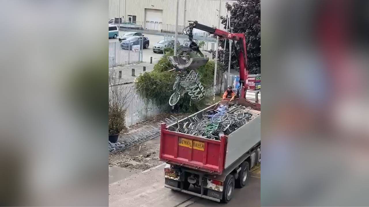 Buenos bastidores de bicicletas con bicicleta y ya triturados en