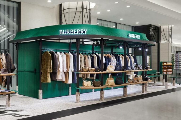 Burberry se desliza en los números rojos y anuncia nuevas