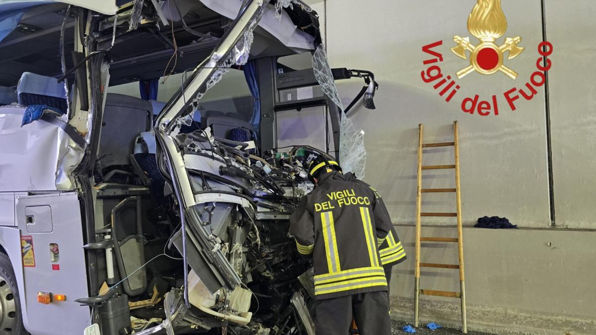 Camión contra el autobús escolar, un maestro muere