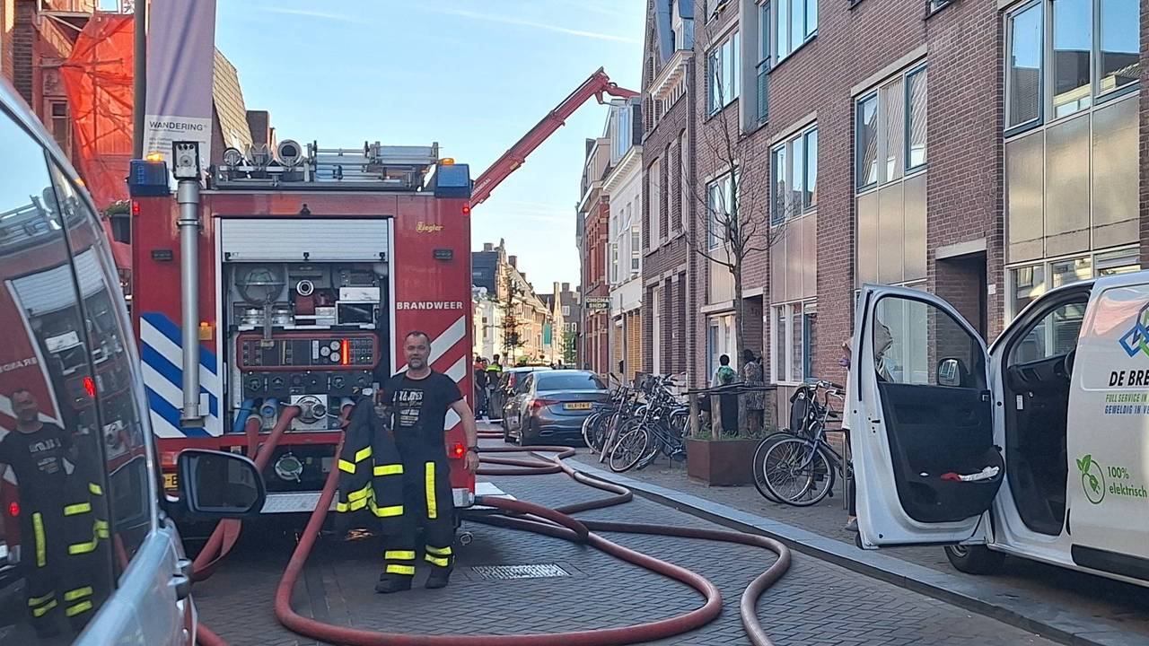 Casa en llamas en el centro de la ciudad, fuego