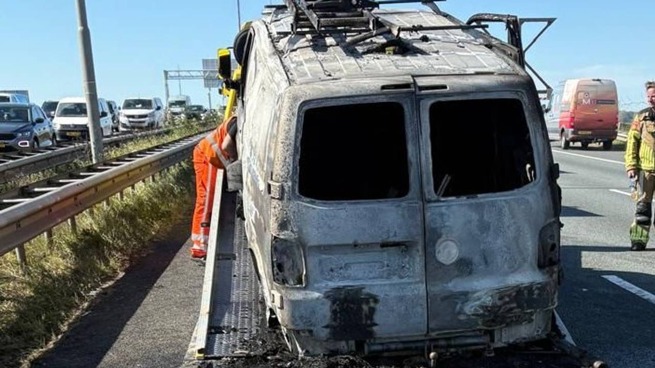 Casi dos horas de retraso en A16 después de que