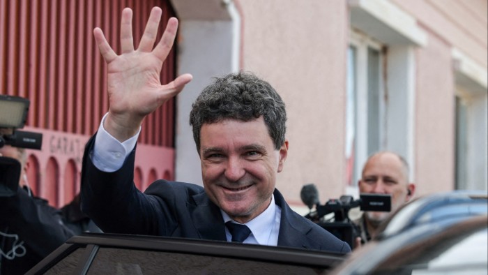 Centrista rumano por delante en la carrera presidencial, muestran las