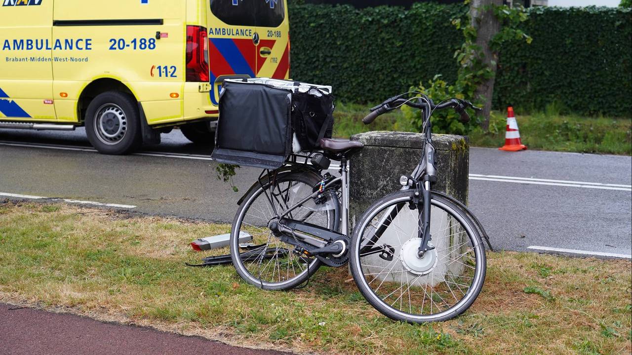 Chica en bicicleta está herida después de que la recogen