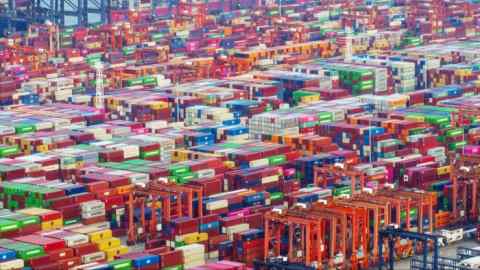Grúas de pórtico y contenedores de envío en terminales de contenedores internacionales de Yantian en Shenzhen, China