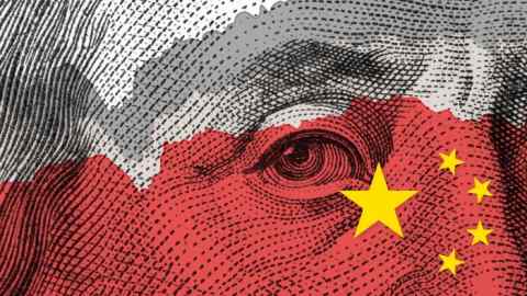 Imagen de montaje de un primer plano de Benjamin Franklin en el billete de $ 100 y la bandera china