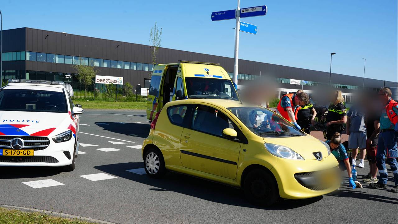 Choque de automóviles y ciclistas en el cruce de bicicletas,