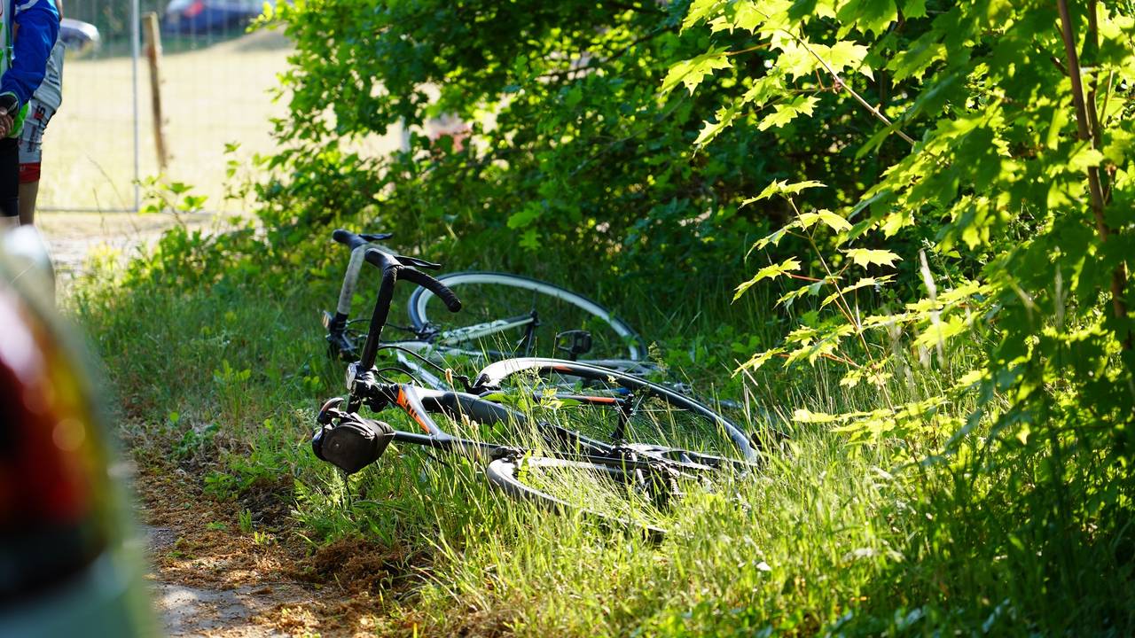 Ciclista herido después de la colisión, el automovilista conduce