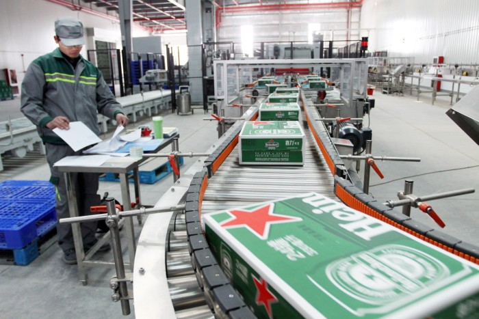 Las cajas se están moviendo a lo largo de una cinta transportadora