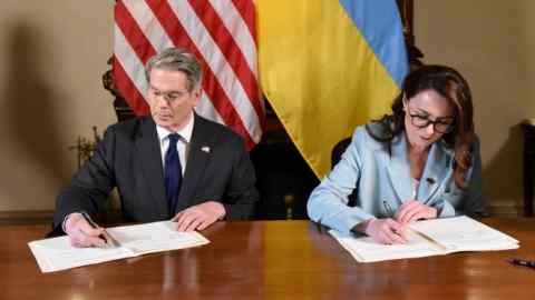 El secretario del Tesoro de los Estados Unidos, Scott Bessent y el primer vicepresidente ucraniano, la primera ministra Yulia Svyrydenko firman un acuerdo