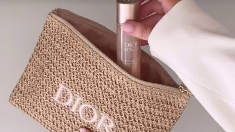 Cómo atrapar una bolsa de embrague de rafia Dior que
