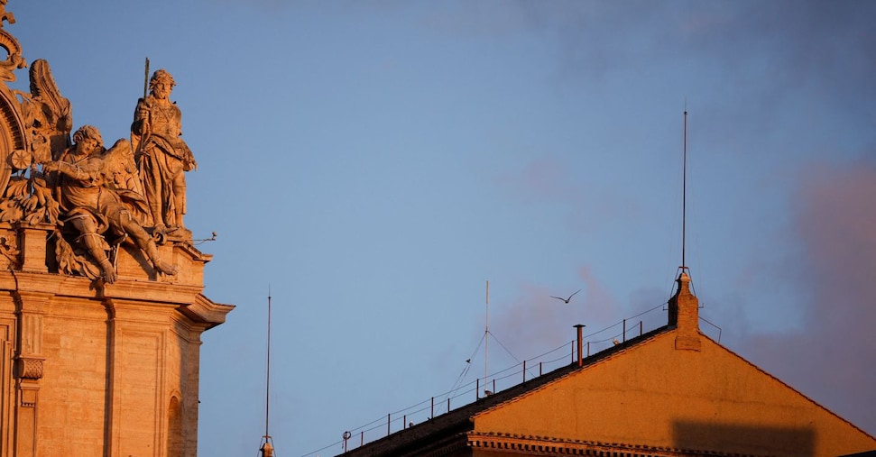 Cónclave, después del primer humo junto a los "favoritos", aparecen
