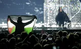 Un visitante mantiene una bandera palestina durante la actuación de Yuval Raphael para Israel durante el último ensayo para la segunda semifinal del concurso de canciones de Eurovisión.