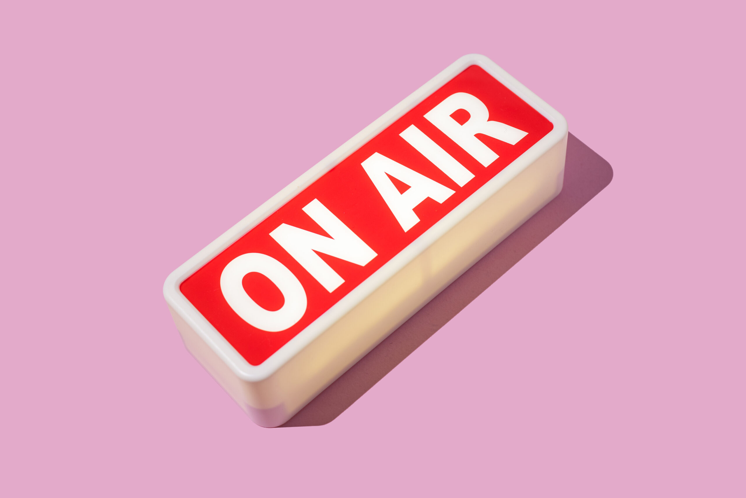 Control del estante feminista en una entrevista sobre su podcast