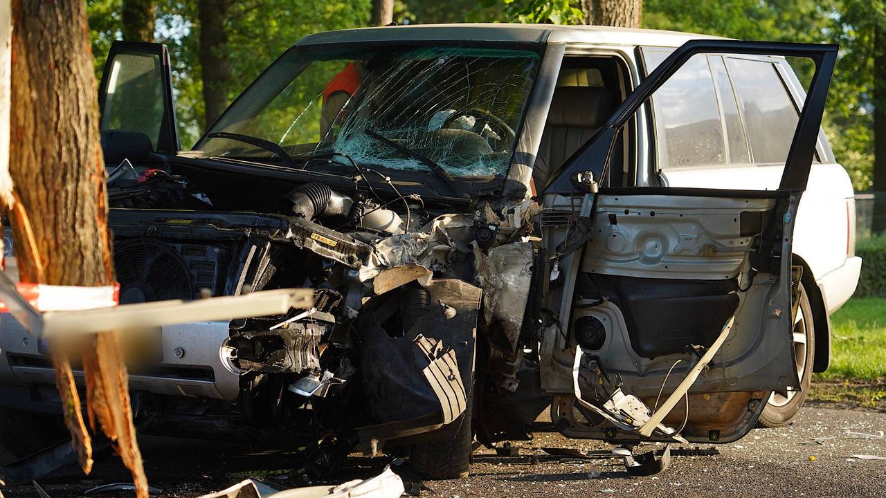 Crash los choques del automóvil contra Boom, el conductor lesionado
