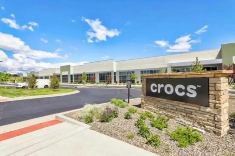 Crocs informa ventas estables en el primer trimestre y retira