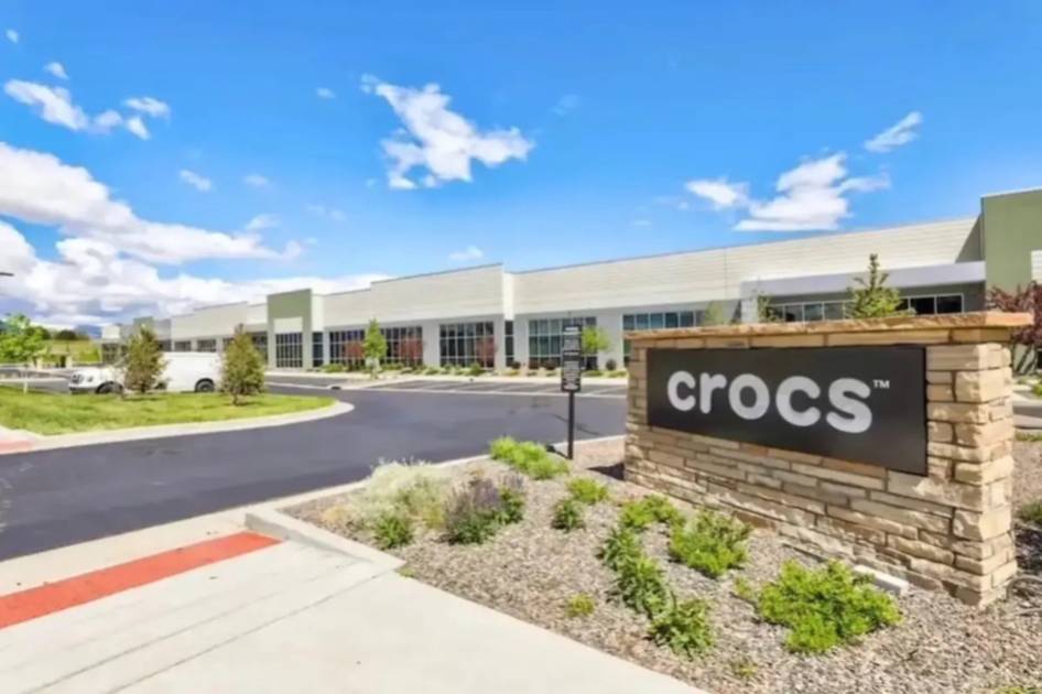 Crocs informa ventas estables en el primer trimestre y retira