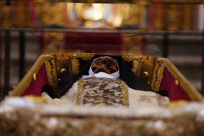Cuerpo de mujer santa más de 400 años después de