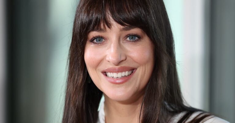 Dakota Johnson llevaba una trenza lateral baja para su debut