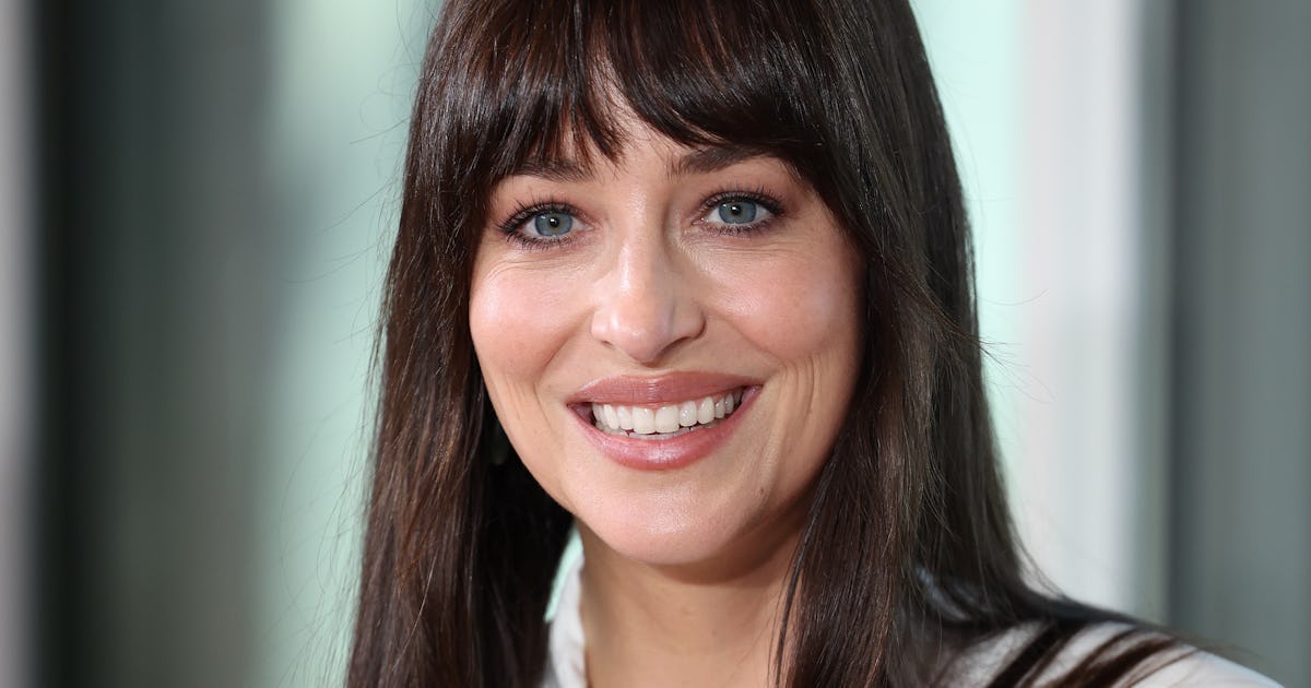 Dakota Johnson llevaba una trenza lateral baja para su debut