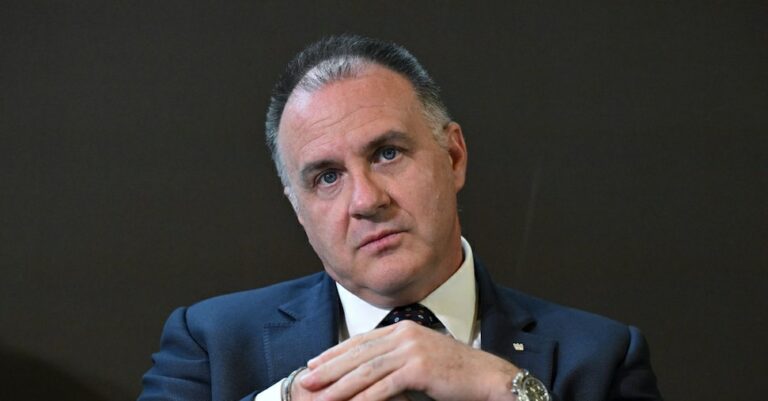 Deberes, Orsini: usa fundamentos pero construye nuevos puntos de venta.