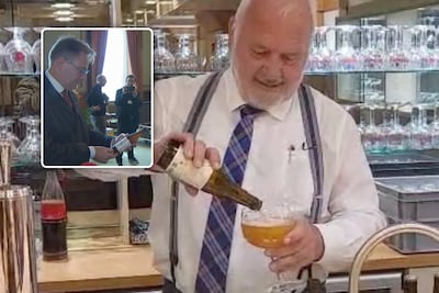 Dedecker entrega la cerveza en la cámara como una protesta