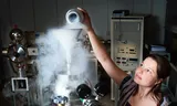 La bioarqueóloga Lisette Kootker viaja con proporciones de isótopos para elegir patrones de migración anteriores. Aquí vierte nitrógeno líquido en el dispositivo que medirá las muestras. Foto: Ruben Schipper