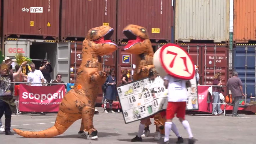Dinosaurios en el campo! El absurdo partido de fútbol en