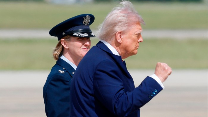 Donald Trump desestima a docenas de funcionarios del Consejo de