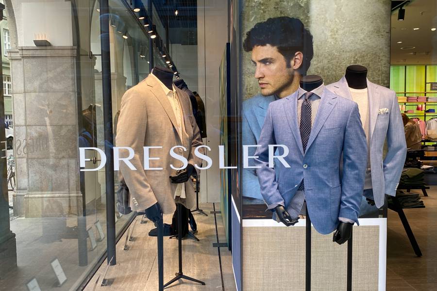 Dressler se presenta en la ventana de Hirmer Shop