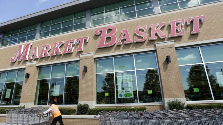 El CEO de Market Basket es suspendido en nueva disputa