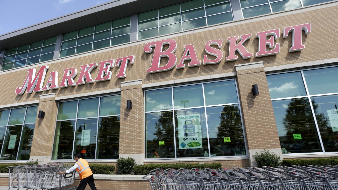 El CEO de Market Basket es suspendido en nueva disputa