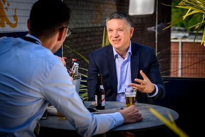 El CEO de 'ONS' AB InBev ofrece una entrevista rara