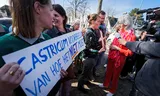 Visita de trabajo de la ministra Mona Keijzer (Volkshuisvesting, BBB) el viernes en una recepción para los titulares de estatus en Castricum. Los residentes están protestando contra sus planes de cuidado sobrio.