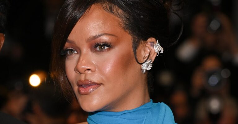 El LBD de Rihanna, pesado y pesado, descubrió su creciente