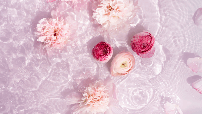 El agua con rosas se encuentra entre los ingredientes vintage