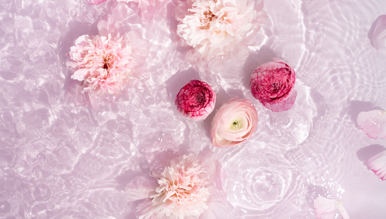 El agua con rosas se encuentra entre los ingredientes vintage