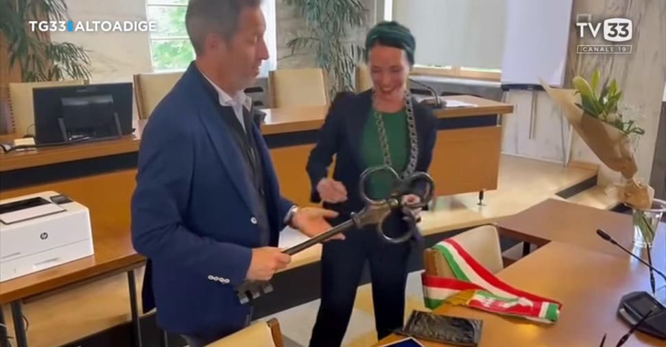El alcalde de Merano Katharina Zeller no usa la banda