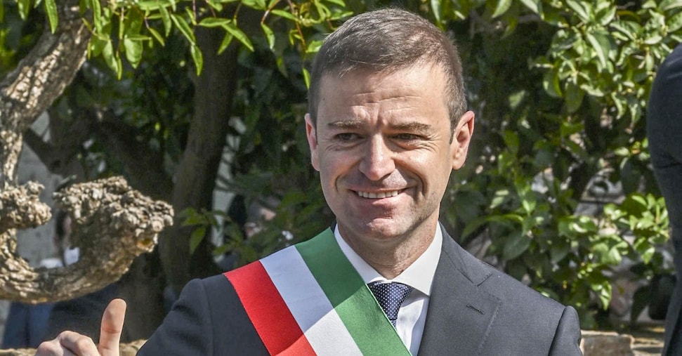 El alcalde de Sorrento Coppola arrestado, bloqueado mientras se embolsaba