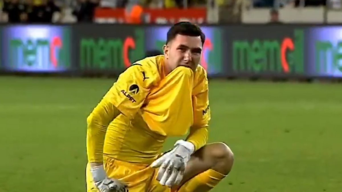 El arquero de Fenerbahce Ertuğrul'dan ¡Gran error!