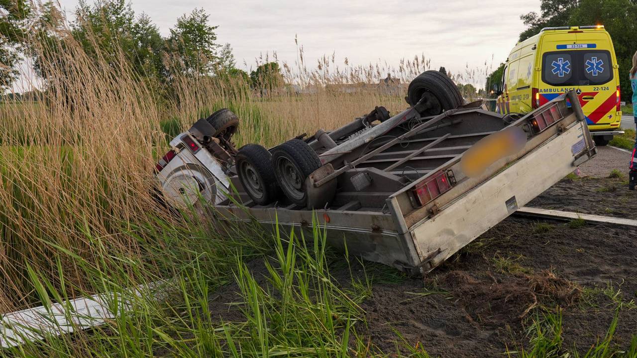 El auto con el remolque termina en la zanja de
