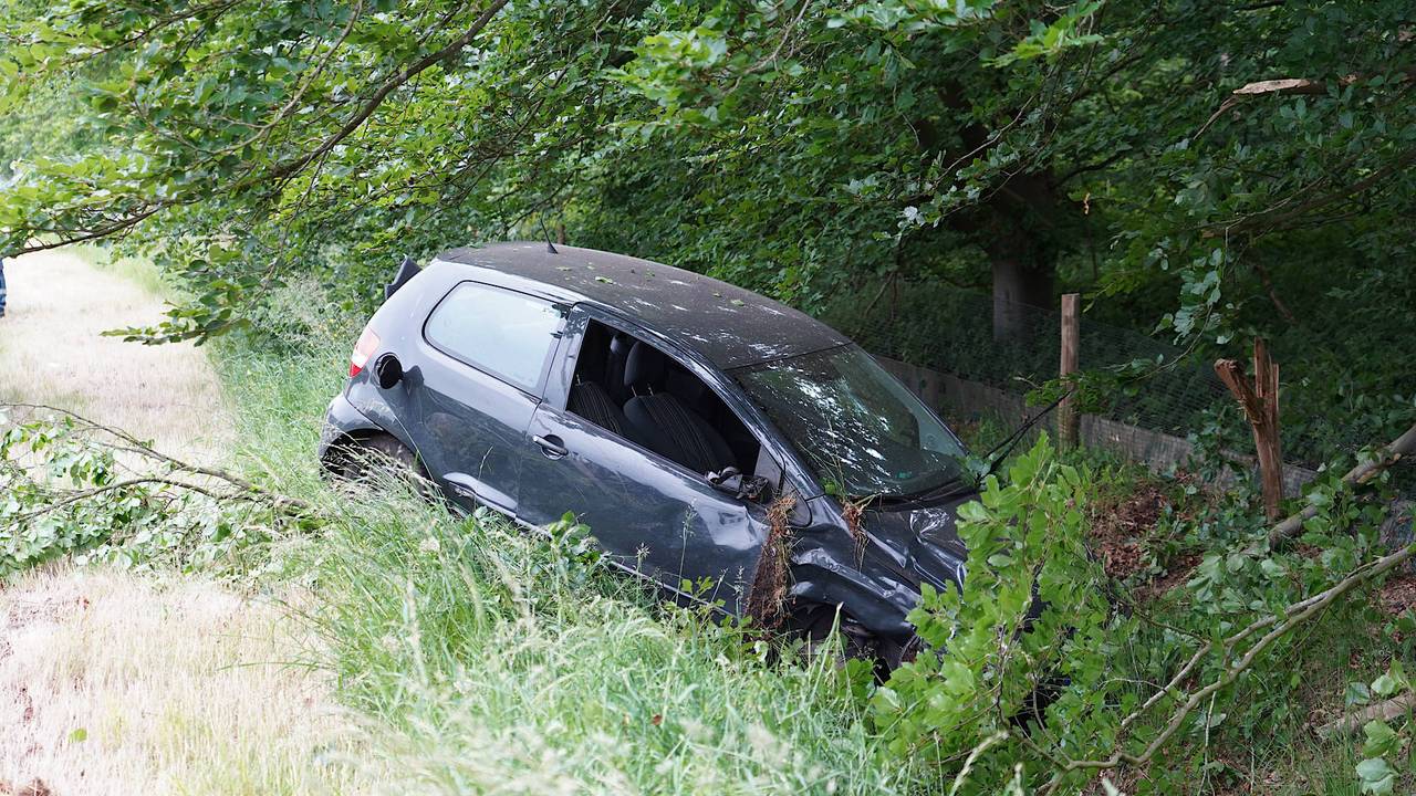 El auto se pierde la curva y termina en una