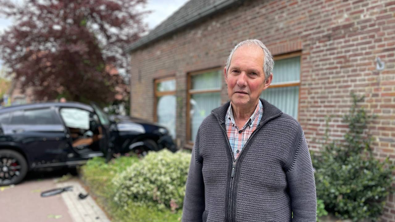 El automóvil choca con ciclistas y contra la casa de