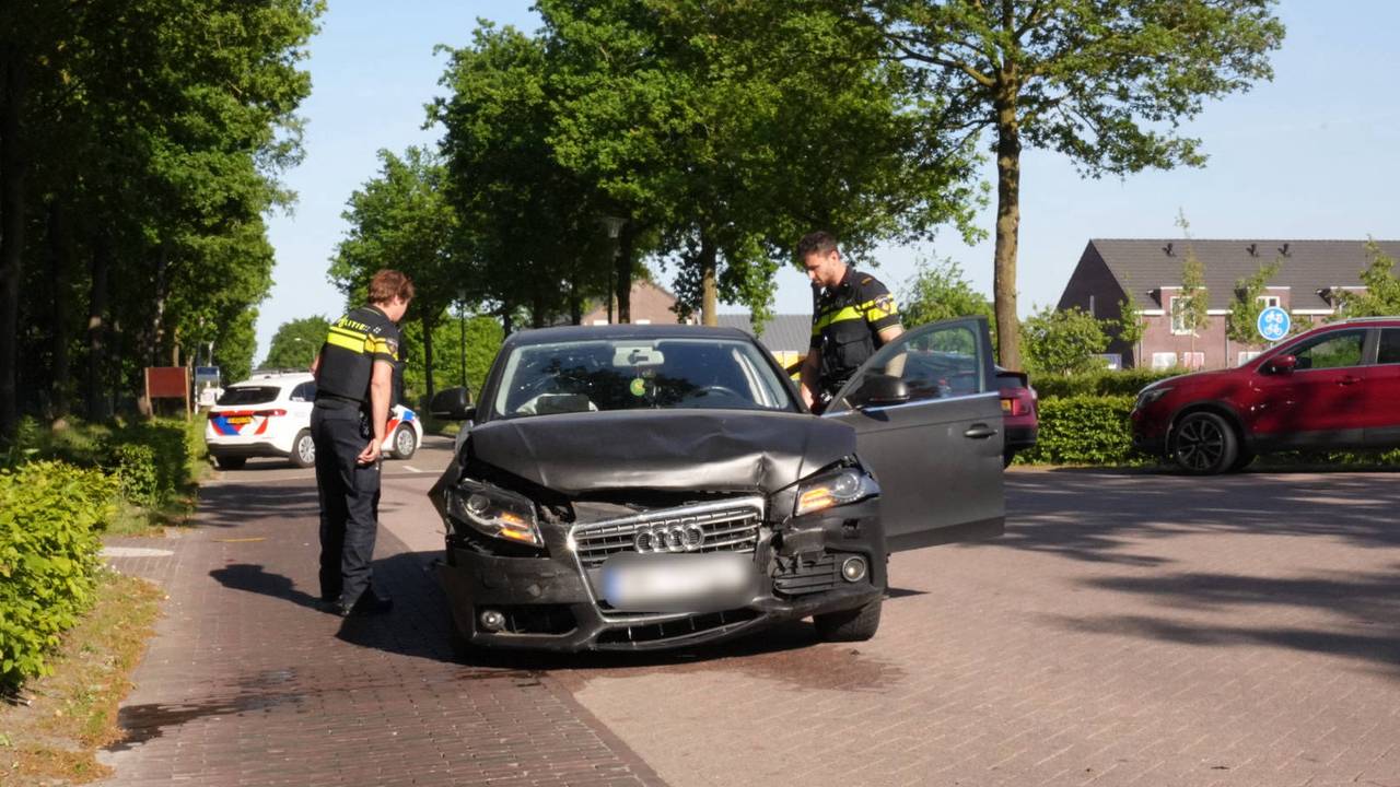 El automóvil choca con otro auto: la policía lleva a