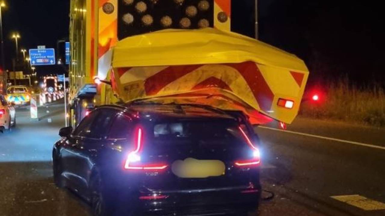 El automóvil se estrella frontal contra la camioneta de flecha,