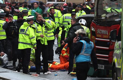 El automovilista corre sobre peatones en el hiverpool tributo
